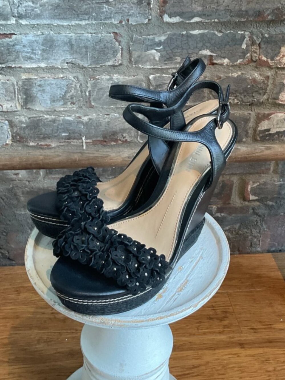Gianni Bini Black Wedge w/Floral Appliques 7.5